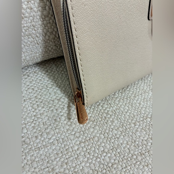 Michael Kors EUC Hamilton Traveler zip-around wallet cream/buff pebbled leather - Picture 3 of 15